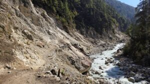 Manaslu Circuit trekking dag 11, Chaulie Kharka naar Gowa, landslide pad