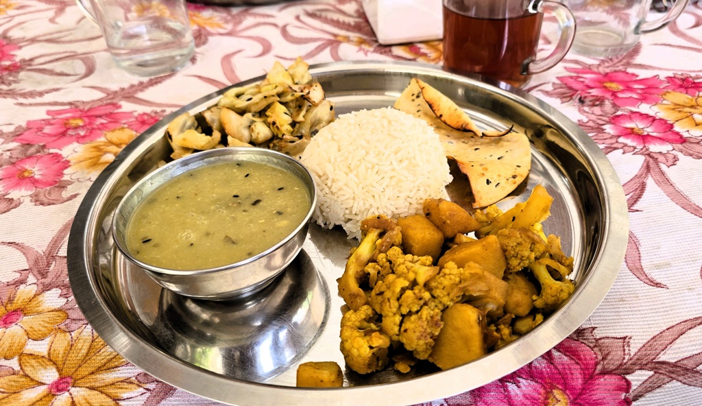 Manaslu Circuit trekking dag 2, lunch dal bhat