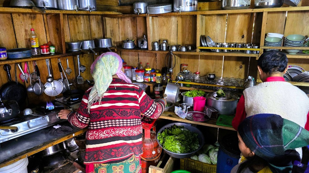 Manaslu Circuit trekking dag 3, Jagat naar Deng, keuken eten