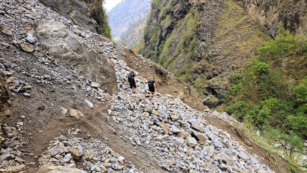 Manaslu Circuit trekking dag 3, Jagat naar Deng, landslide