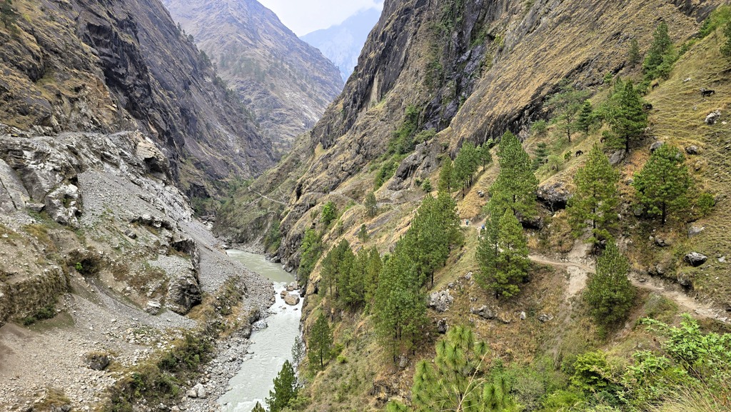 Manaslu Circuit trekking dag 3, Jagat naar Deng, pad langs rivier