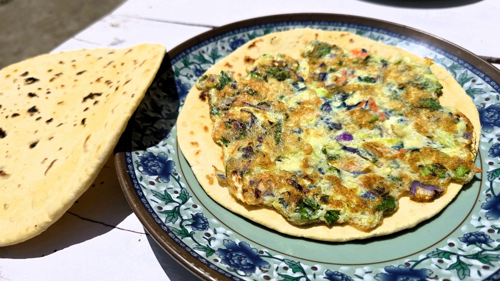 Manaslu Circuit trekking dag 4, Deng naar Ghap, groente omelet