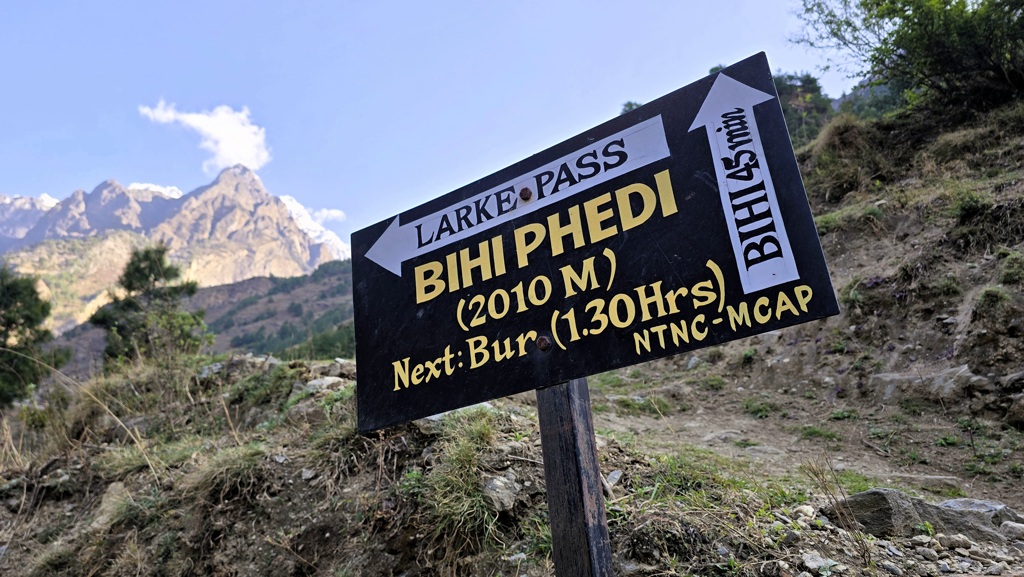 Manaslu Circuit trekking dag 4, Deng naar Ghap, routebordje