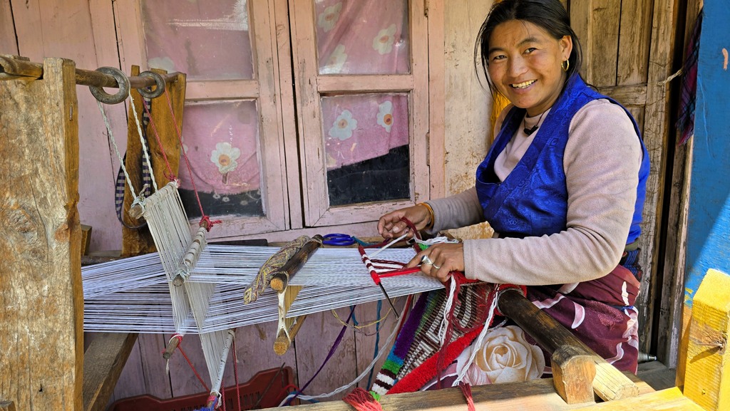 Manaslu Circuit trekking dag 4, Deng naar Ghap, weefgetouw