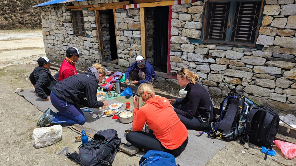 Manaslu Circuit trekking dag 6, Lho naar Shyala, lunch Pungyen klooster