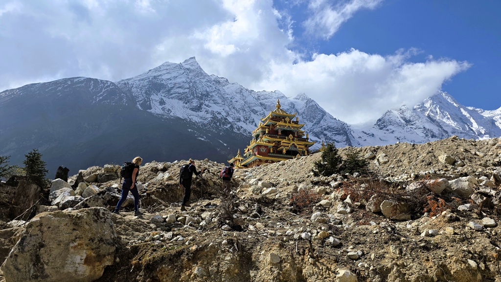 Manaslu Circuit trekking dag 6, Lho naar Shyala, tempel