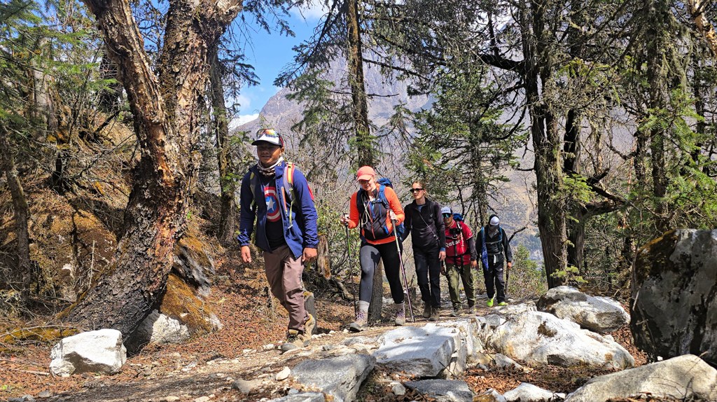 Manaslu Circuit trekking dag 6, Lho naar Shyala, wandelen groep