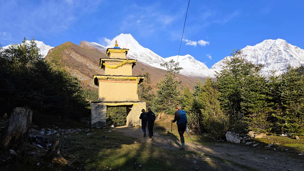 Manaslu Circuit trekking dag 7, Shyala naar Larke Bazar, stupa poort