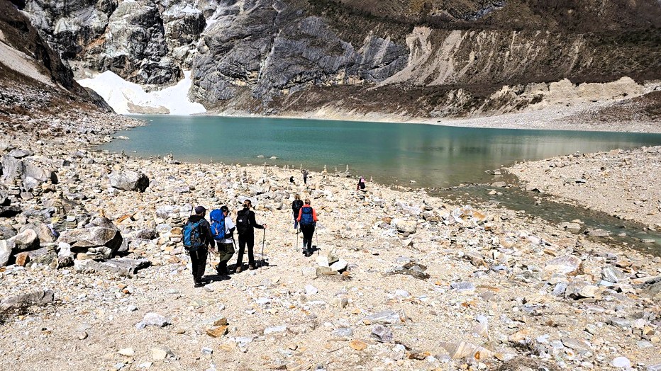 Manaslu Circuit trekking dag 7, Shyala naar Larkya Bazar, Lake Birendra Tal