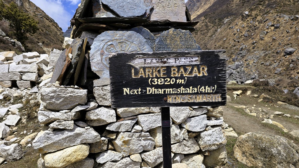 Manaslu Circuit trekking dag 7, Shyala naar Larkya Bazar, routebordje, bewegwijzering