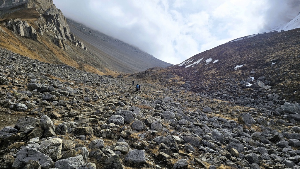 Manaslu Circuit trekking dag 8, acclimatisatiedag Larkya Bazar, puinveld