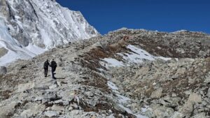Manaslu Circuit trekking dag 9, Larkya Bazar naar Bhimtang, Himalaya uitzicht bergen
