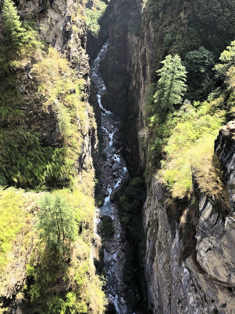 Uitzicht hoogste hangbrug Nepal