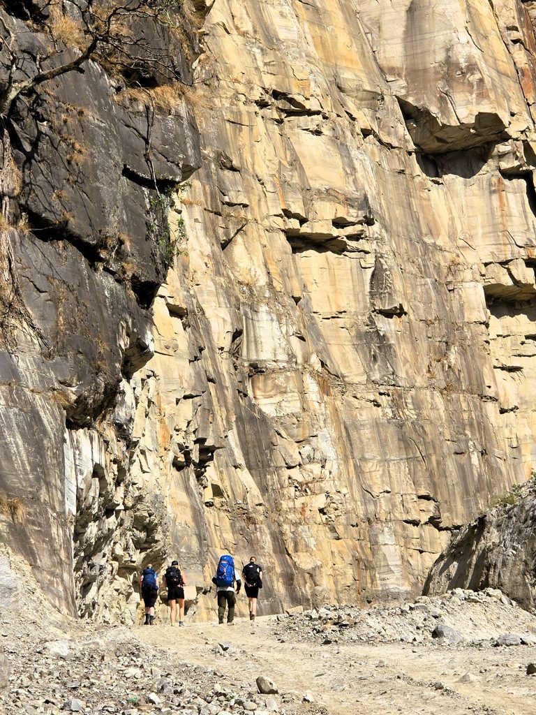 Wandelen langs rotspartijen Nepal