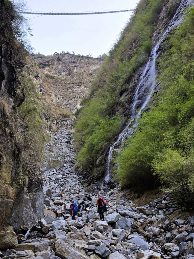 Manaslu Circuit trekking dag 4, Deng naar Ghap, routebordje