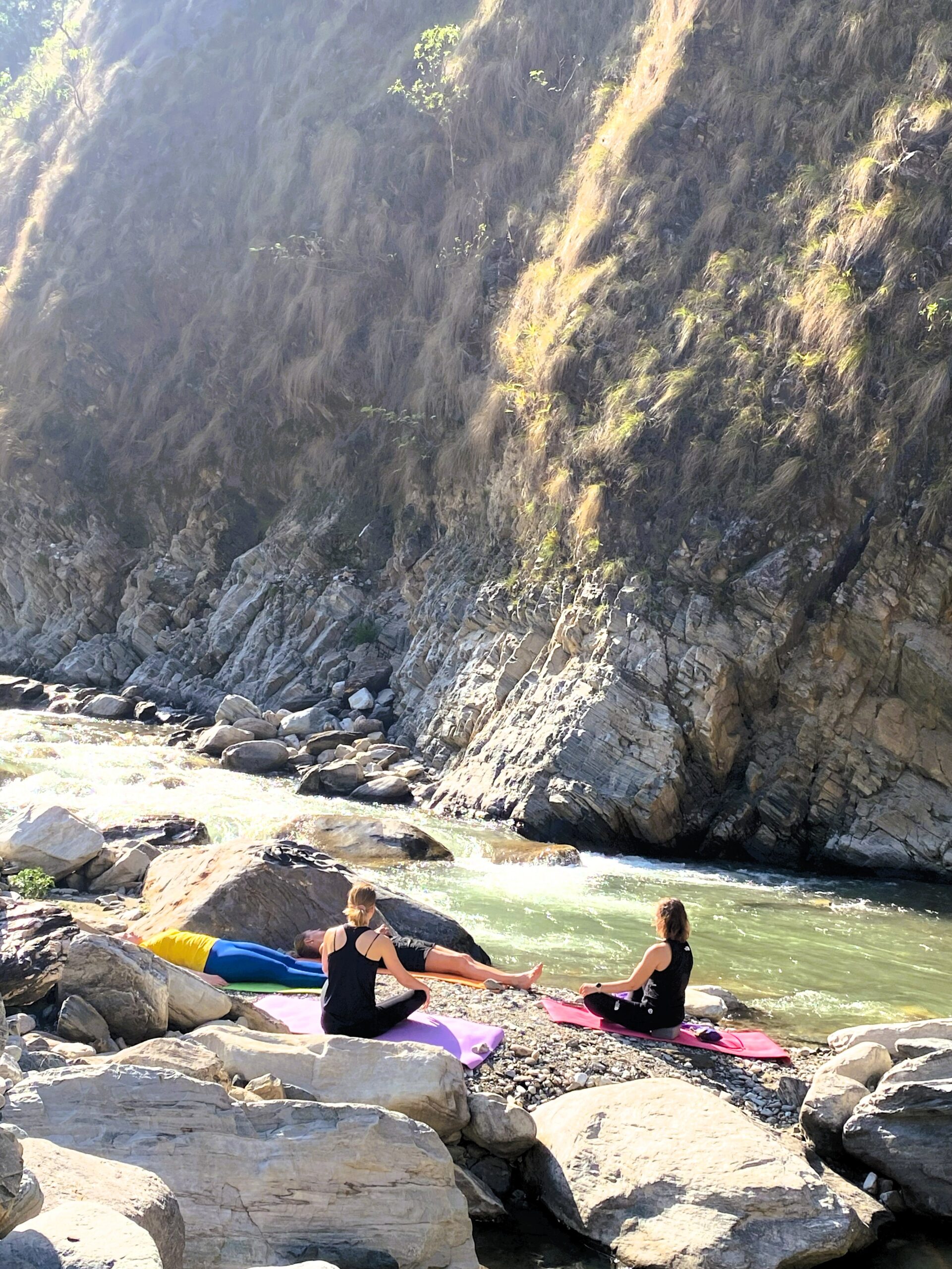 Yoga bij Budhi Gandaki rivier Nepal