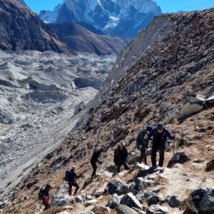 Everest Three Passes trekking Nepal, oversteken Ngozumpa gletsjer