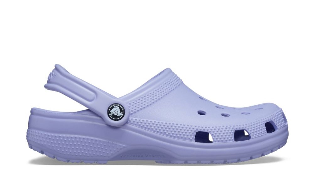 Beste schoenen voor op reis, na je trektocht, crocs lila