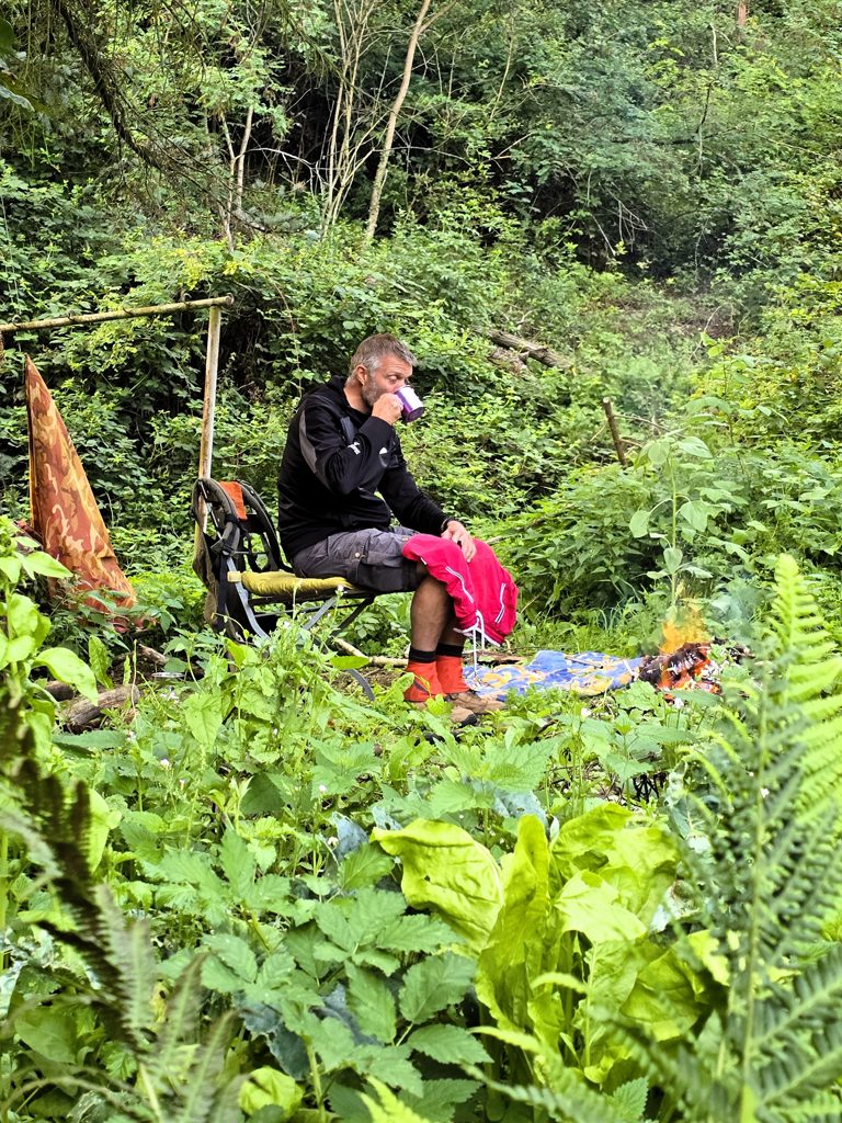 JP genieten kopje koffie en vuurtje