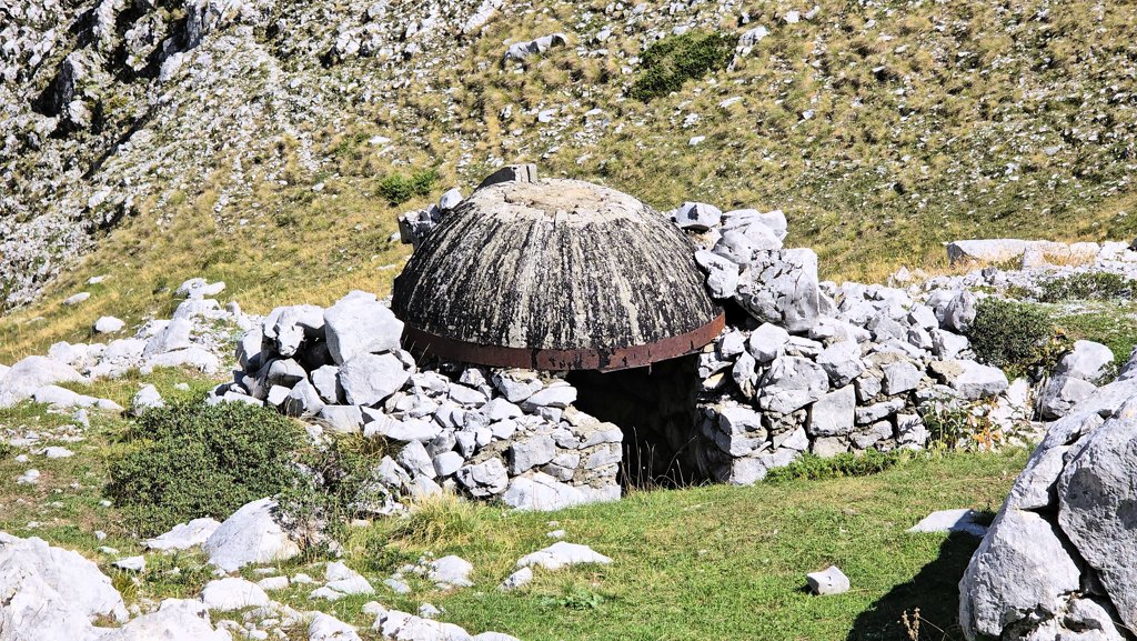 Balkan Trail etappe 10, Vusanje naar Theth, bunker