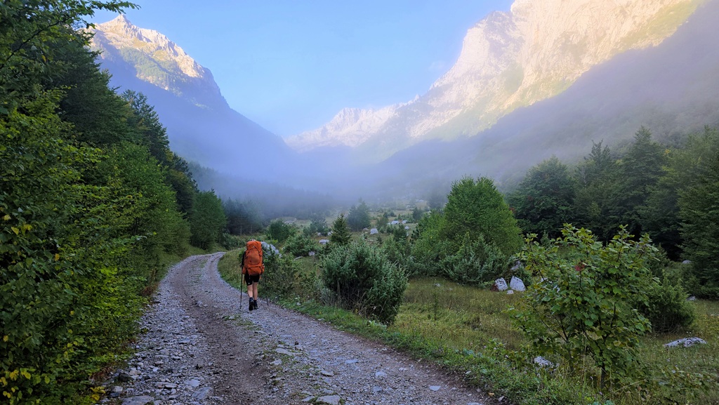 Balkan Trail etappe 10, Vusanje naar Theth, ochtenddauw