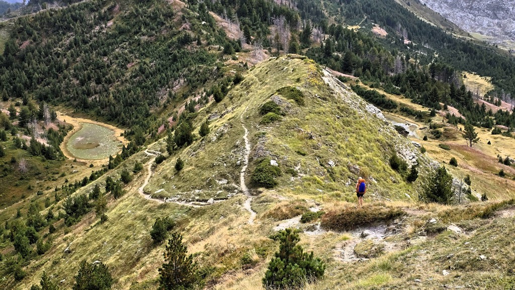 Balkan Trail etappe 9, Plav naar Vusanje, afdalen panoramisch berglandschap