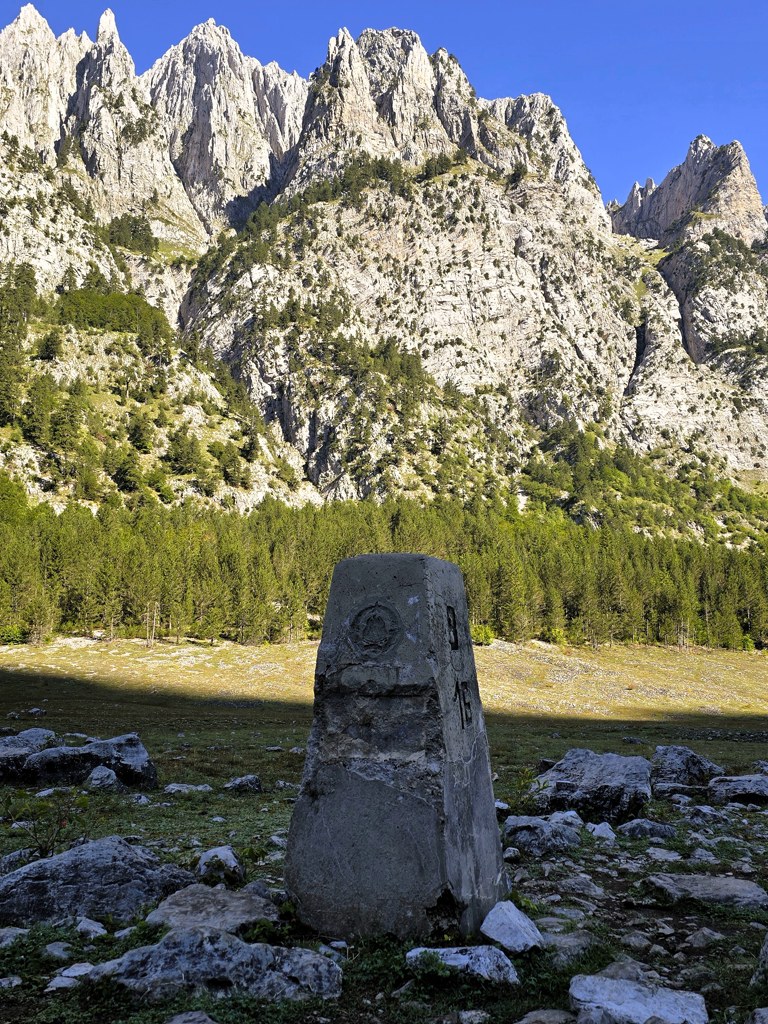 Grenspaal Montenegro Albanië