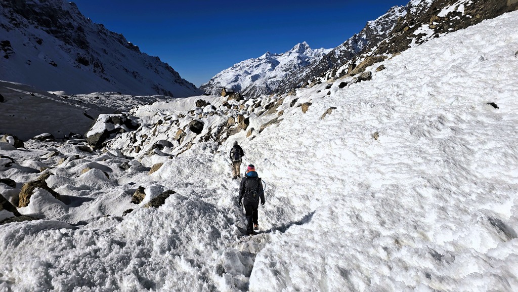Kanchenjunga Base Camp trekking dag 11, Lonak naar Ghunsa, wandelen in sneeuw