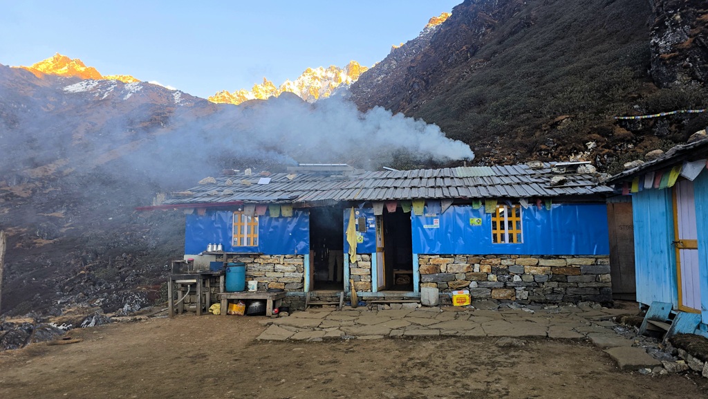 Kanchenjunga Base Camp trekking dag 12, Ghunsa naar Selele, rook tea house