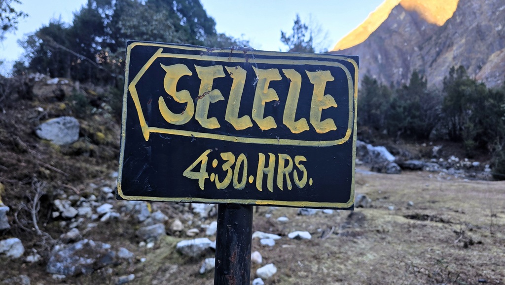 Kanchenjunga Base Camp trekking dag 12, Ghunsa naar Selele, routebord