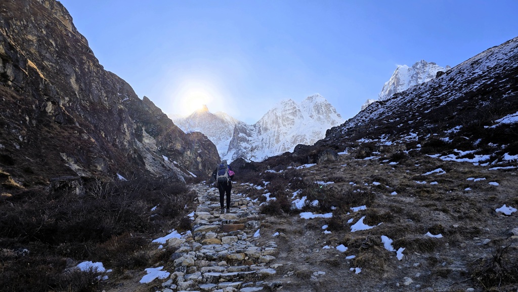 Kanchenjunga Base Camp trekking dag 8, acclimatisatiedag Kangbachen, op weg naar Jannu Base Camp