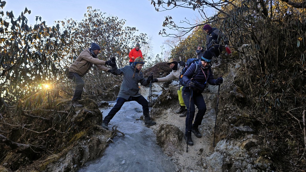 Khopra Ridge trekking dag 4, Dobato naar Chistibung, glad ijs