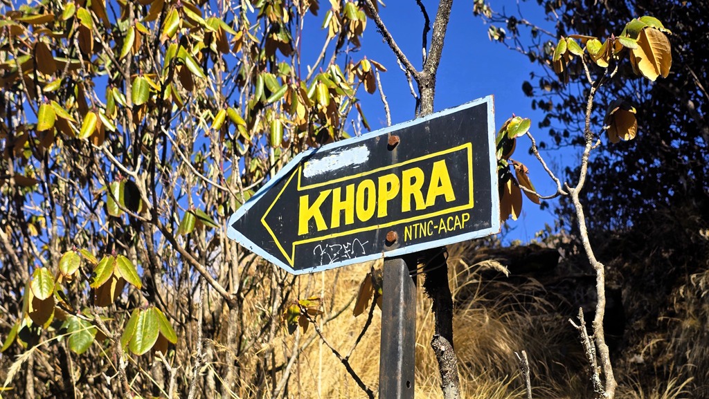 Khopra Ridge trekking dag 4, Dobato naar Chistibung, routebordje Khopra