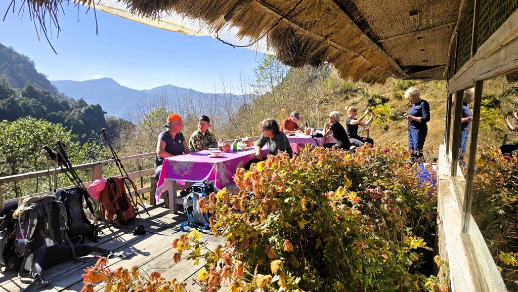 Khopra Ridge trekking dag 7, Khopra Danda naar Swata, lunch Evergreen cottage