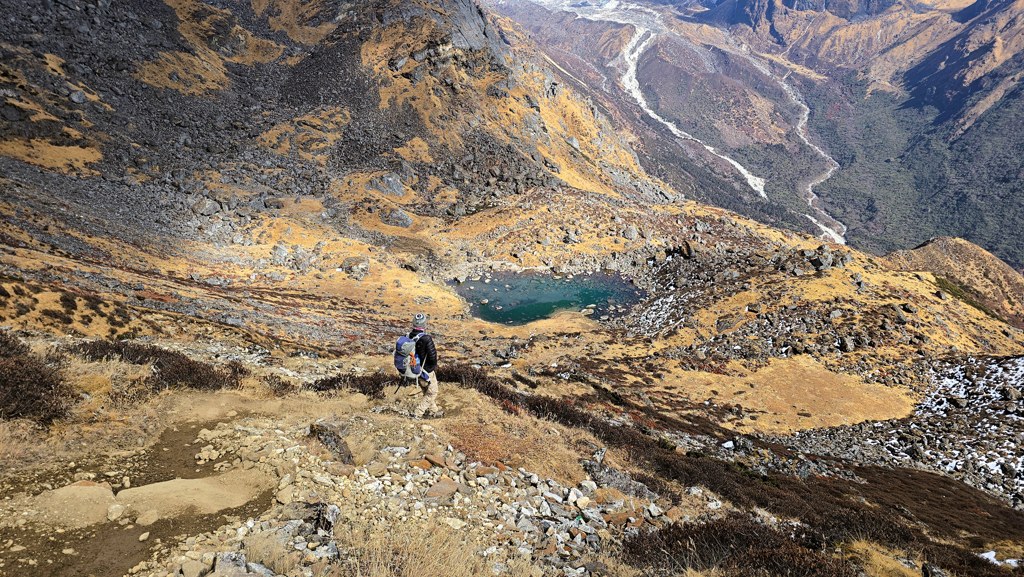 Kanchenjunga Base Camp trekking dag 13, Selele naar Cheram, bergmeer wandelen
