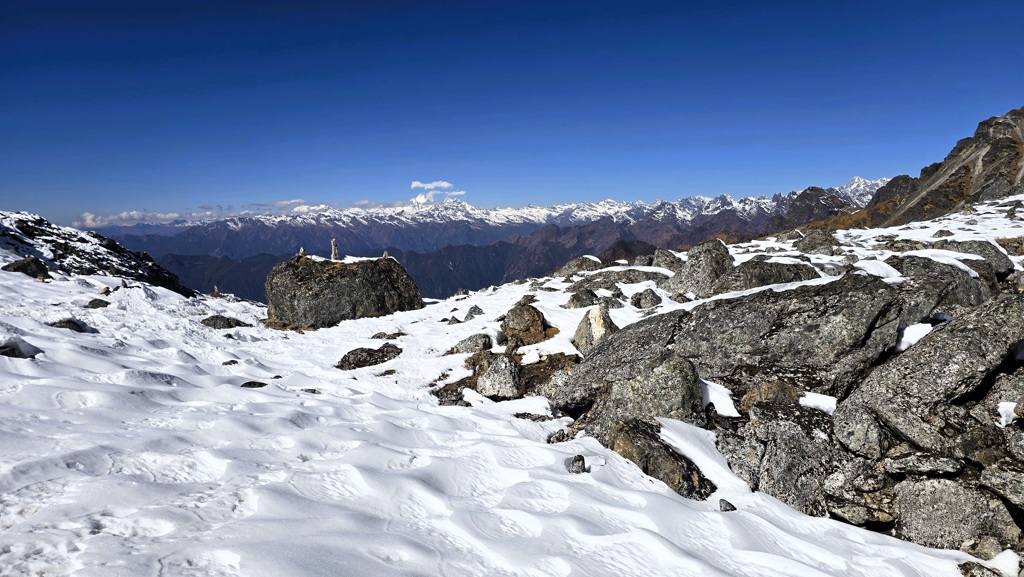 Kanchenjunga Base Camp trekking dag 13, Selele naar Cheram, sneeuw lunchplek