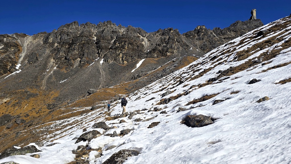 Kanchenjunga Base Camp trekking dag 13, Selele naar Cheram, wandelen door bergen