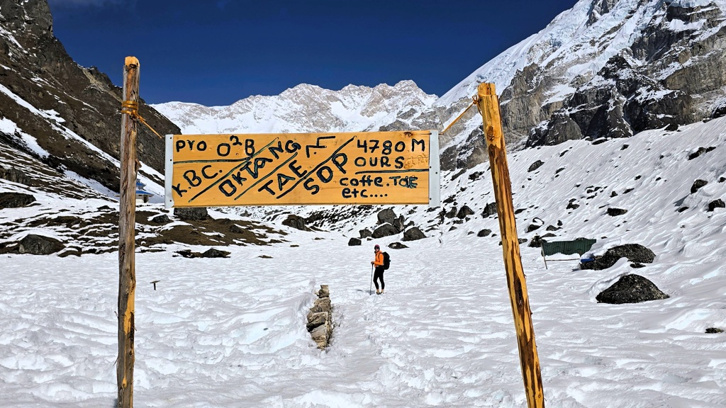 Kanchenjunga Base Camp trekking dag 14, Cheram naar Ramche, bord tea shop Oktang