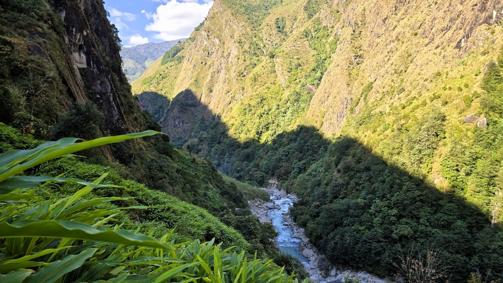Kanchenjunga Base Camp trekking dag 3, Sekathum naar Amjilosa, kardemom langs Ghunse rivier