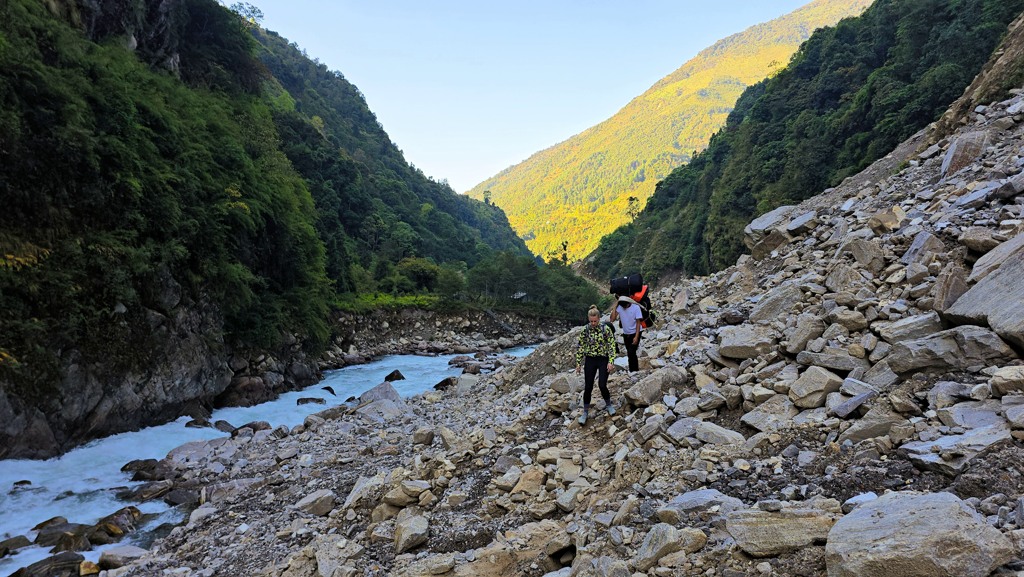 Kanchenjunga Base Camp trekking dag 3, Sekathum naar Amjilosa, wandelen door groen