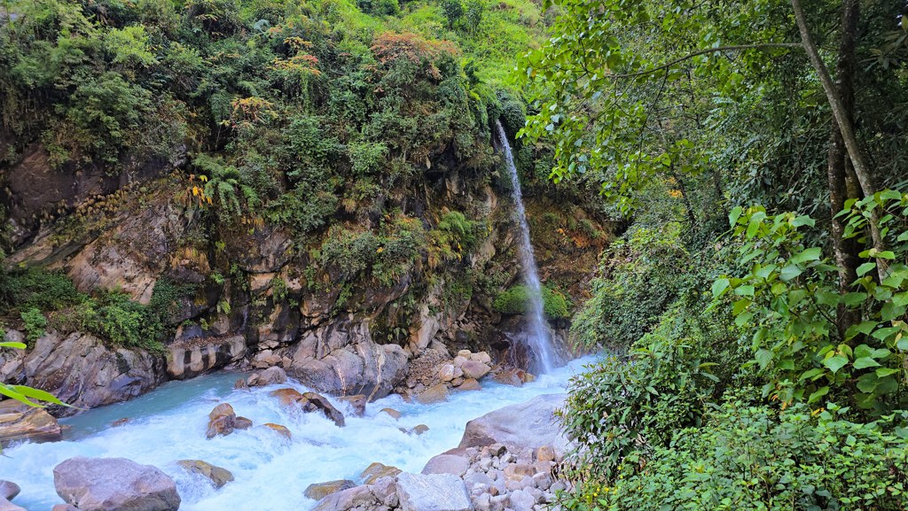 Kanchenjunga Base Camp trekking dag 3, Sekathum naar Amjilosa, waterval Ghunse rivier