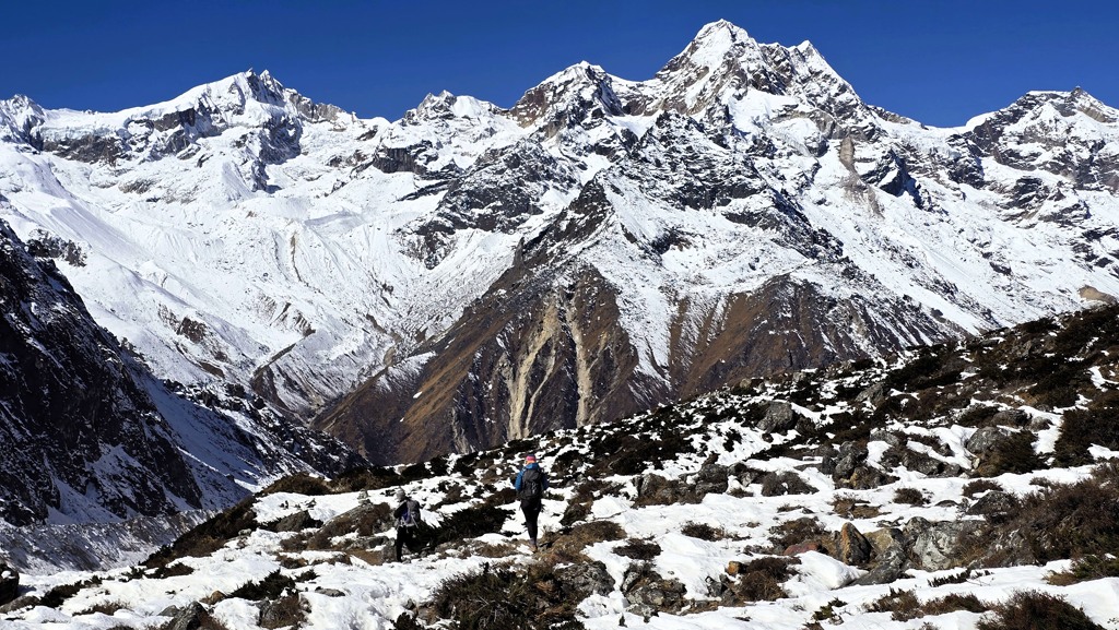 Kanchenjunga Base Camp trekking dag 8, acclimatisatiedag Kangbachen, sneeuw Jannu BC hike