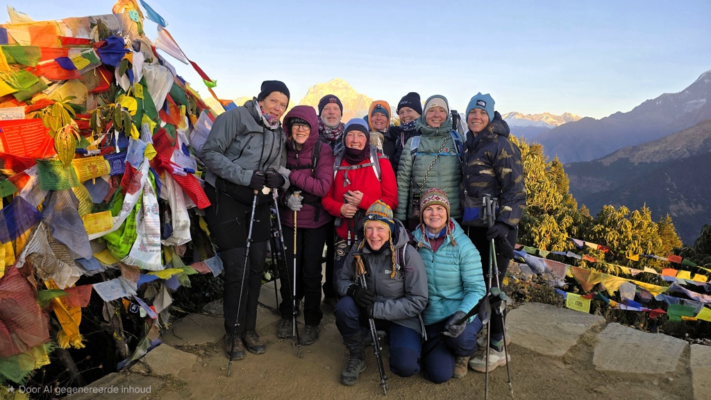 Khopra Ridge trekking dag 9, Ghorepani naar Pokhara, groepsfoto Poon Hill