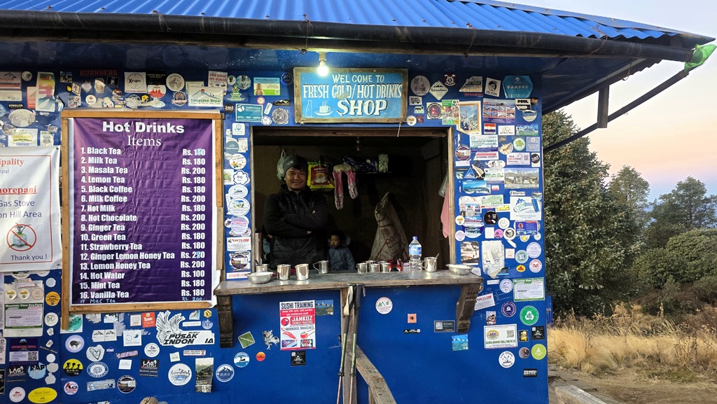 Khopra Ridge trekking dag 9, Ghorepani naar Pokhara, thee shop Poon Hill