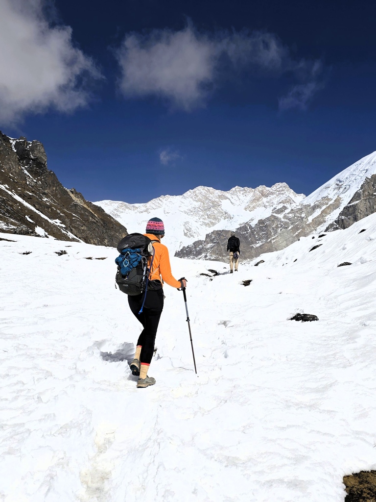 Wandelen door sneeuw naar Oktang, South Base Camp