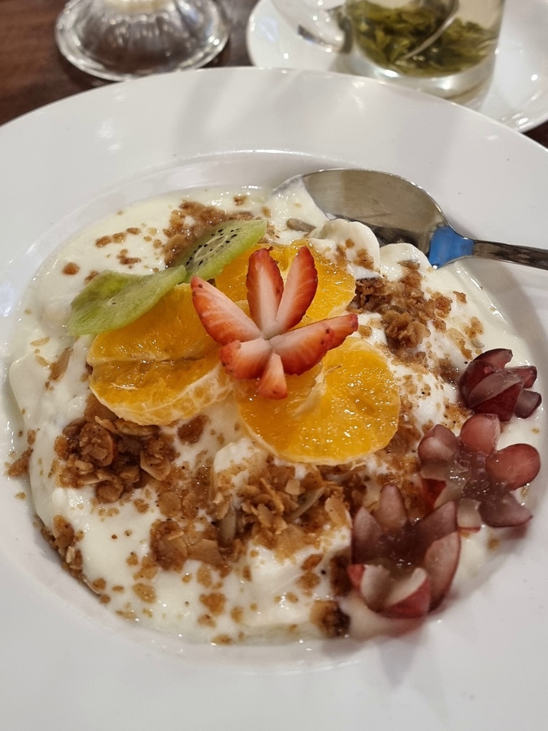 Lekker eten in Kathmandu, Pumpernickel Bakery, Fruit & Yoghurt