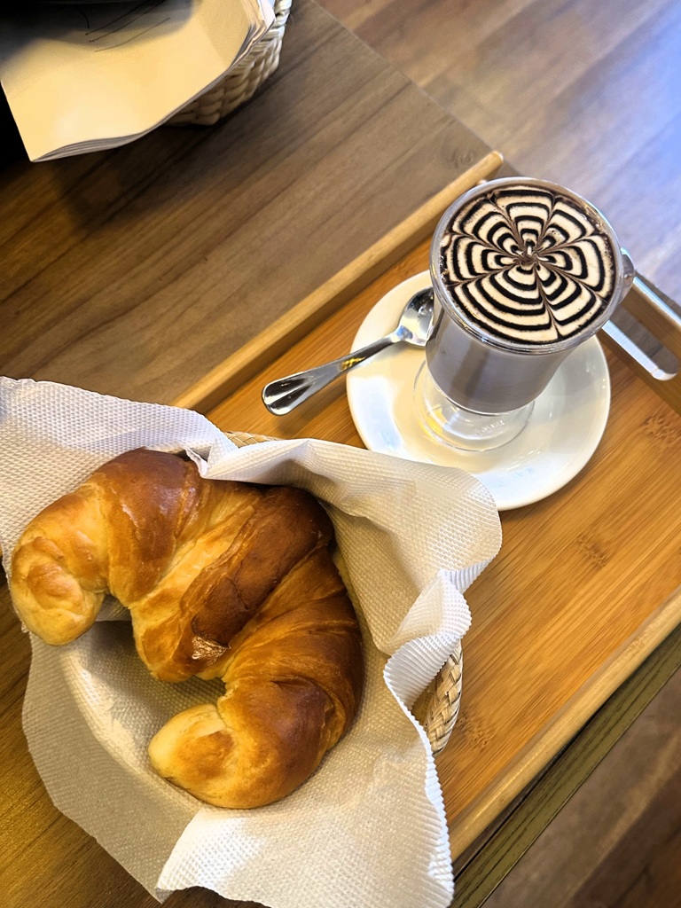 Goede specialty coffee Kathmandu, koffie croissant Drift Café