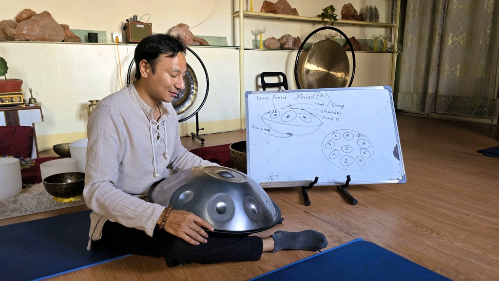 Handpan Training Nepal, leren handpan spelen door Sanish Handpan Training Nepal, leren handpan spelen door Sanish