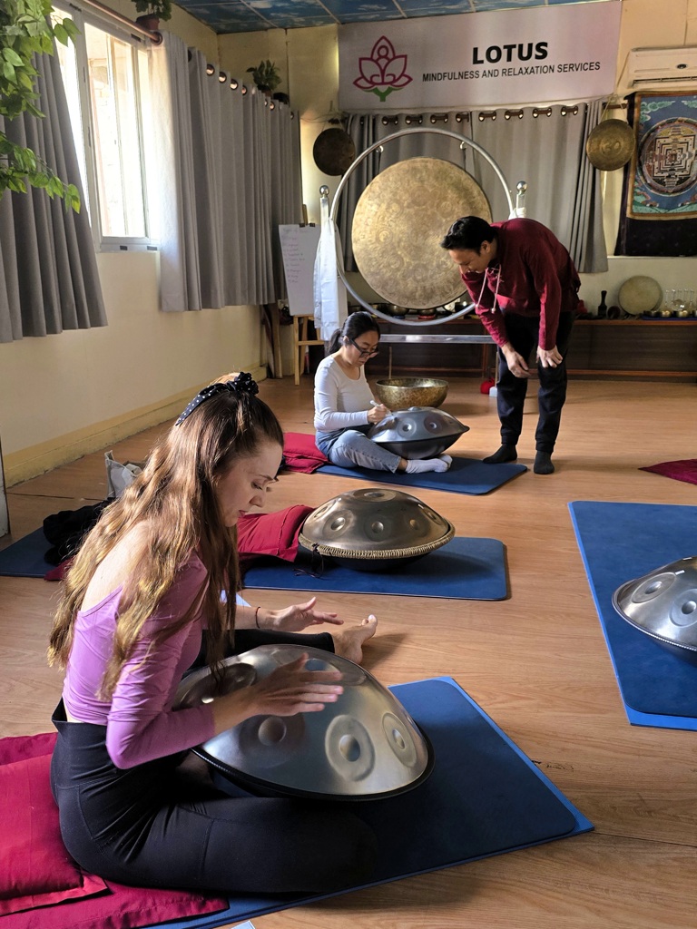 Hulp Sanish bij spelen handpan