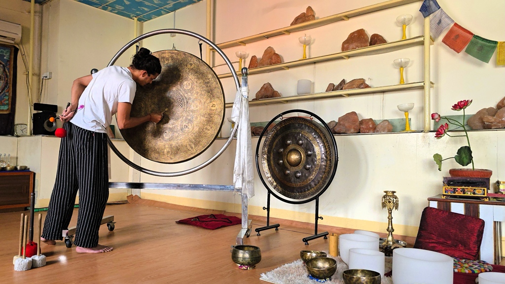 Sound Healing Course Nepal, gong spelen